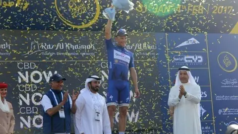 El ciclista alemán Marcel Kittel, ganador de la etapa y primero de la general, sobre el podio en Ras Al Khaimah. (EL CORREO DEL GOLFO)
