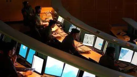 Funcionarios de la policía de Dubai que trabajan en el Centro de Comando y Control en la Jefatura de Policía de Dubai en Al Qusais en Dubai.