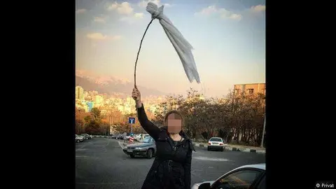 Las manifestantes iraníes enarbolan el velo como una bandera.