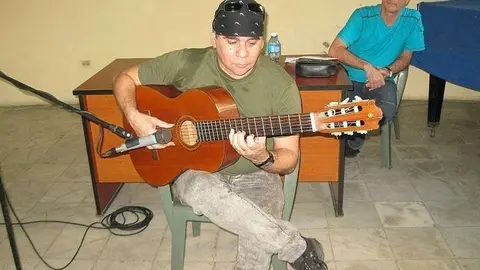 Aquiles Jorge toca la guitarra durante la conferencia de prensa. (Sergio Martínez Martínez)