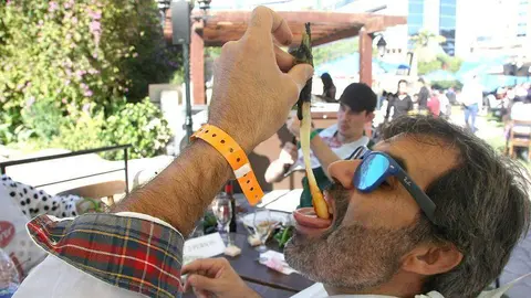 David, del Valle de Arán, demuestra como se degusta reglamentariamente un calçot. (EL CORREO)