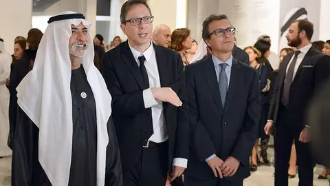 El jeque Nahyan Mabarak Al Nahyan -izquierda- recorre la exposición junto al embajador de España derecha. (Manaf K. Abbas)