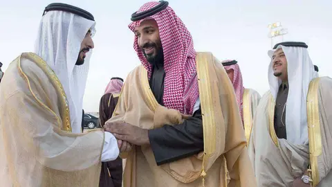 Los príncipes herederos de Dubai y Arabia Saudita durante el Festival de Camellos en Riad. (WAM)