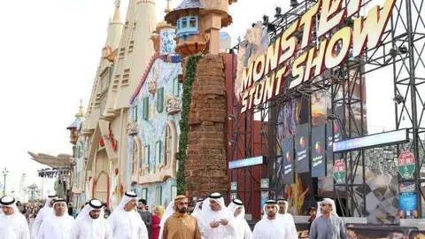 El jeque Mohammed bin Rashid ante el Pabellón de Europa con la Sagrada Familia.