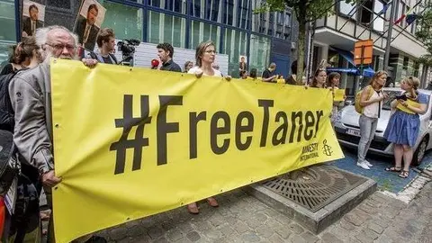 Manifestantes piden la puesta en libertad del presidente de AI en Turquía.