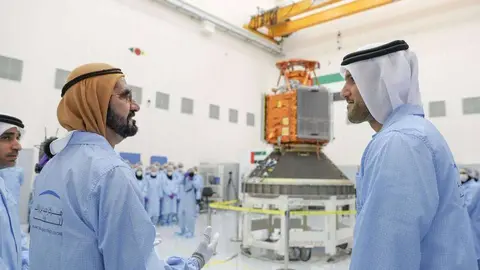 Sheikh Mohammed bin Rashid Al Maktoum ha comprobado el desarrollo del proyecto KhalifaSat. (@HHShkMohd, Twitter)