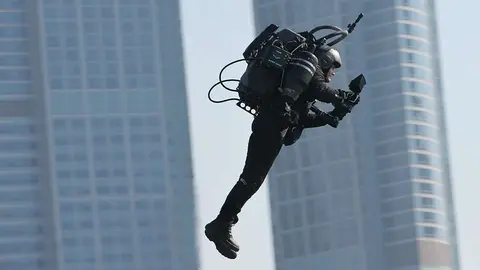 El australiano Mayman durante su paseo volador por la Corniche de Abu Dhabi. (EL CORREO)