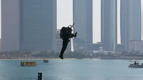 El australiano Mayman durante su paseo volador por la Corniche de Abu Dhabi. (EL CORREO)