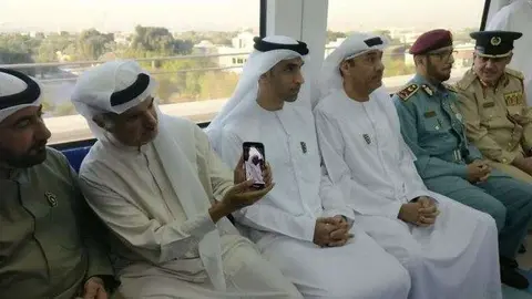 Altos funcionarios viajan el Metro de Dubai en el Día sin Automóvil.