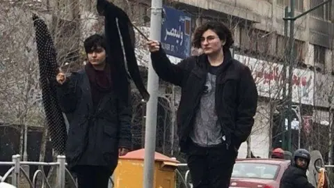 imagen de Twitter de dos jóvenes iraníes sin cubrir su cabeza.