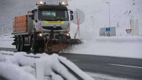 La nieve cubre una carretera en el centro de España.