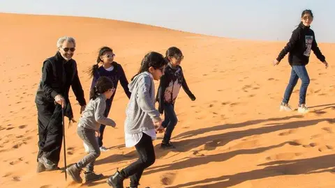 El príncipe saudí Al Walid con hijos y nietos en el desierto de Arabia.