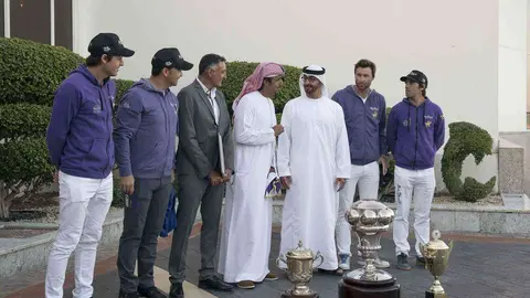 El jeque Mohammed bin Zayed junto a los integrantes del equipo de polo de Abu Dhabi. (WAM)