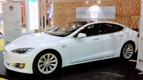 Un vehículo Tesla en Abu Dhabi.