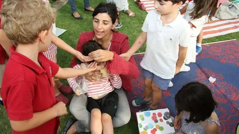 La Hora del Cuento en Dubai, un encuentro que se celebra periódicamente en el parque de Al Barsha y propicia la convivencia entre expatriados. (EL CORREO DEL GOLFO)