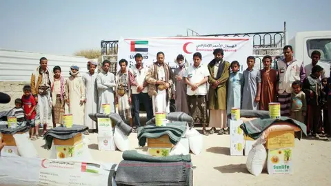 Reparto de ayuda humanitaria de la Media Luna Roja de Emiratos en Uzlat Ba Qutayba, en Yemen. (WAM)