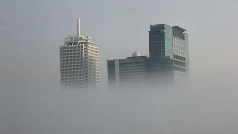 Una espesa manta de niebla sobre Dubai. (EL CORREO)