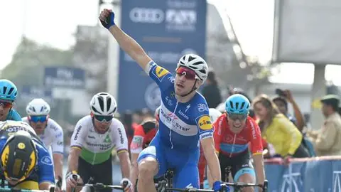 El italiano Elia Viviani celebra su victoria en la segunda etapa del Tour de Dubai. (Dubai Tour)