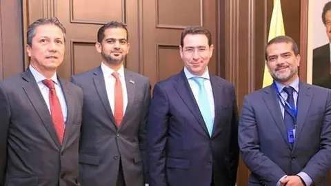 El embajador de Colombia en EAU, tercero por la izquierda junto a representantes locales y emiratíes.