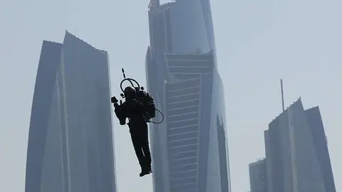 El hombre volador recorre la Corniche de Abu Dhabi. (EL CORREO)