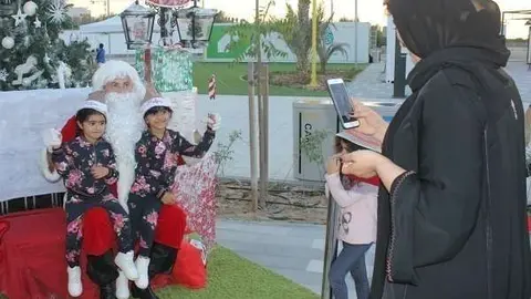 Ni&ntilde;as musulmanas con Pap&aacute; Noel en Abu Dhabi. (EL CORREO)