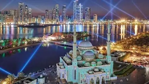 El Festival de luces ilumina edificios representativos en el emirato de Sharjah.