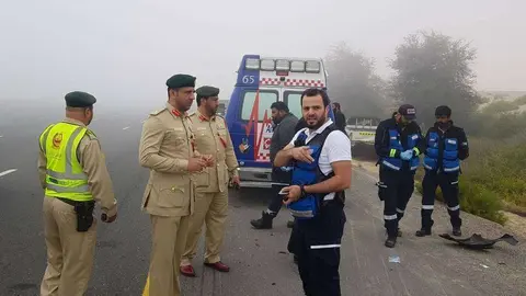 La Policía de Dubai difundió esta imagen de la niebla durante el accidente de tráfico.
