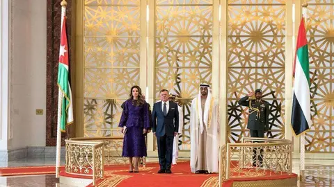 El príncipe heredero de Abu Dhabi junto al Rey y la Reina de Jordania.