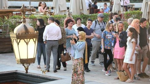 Numerosos turistas visitan Madinat Jumeirah en Dubai. (EL CORREO)