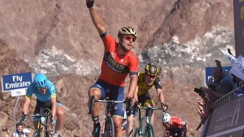 El italiano Sonny Colbrelli (Bahrain Merida) alza el brazo en la meta de Hatta.