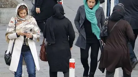 Mujeres caminan por Teherán, capital de Irán. (Fuente externa)