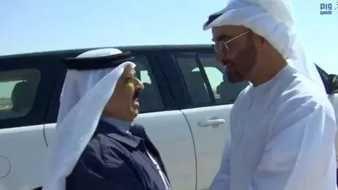 El príncipe heredero de Abu Dhabi saluda al Rey de Bahréin. (WAM)
