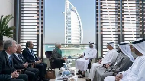Lagarde conversa con el principe heredero de Abu Dhabi en el transcurso de la Cumbre Mundial del Gobierno. (WAM)