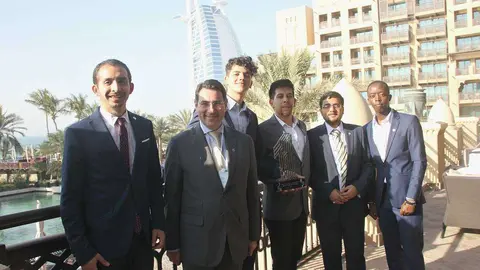  De izquierda a derecha, David Castaño, Faihan Al Fayez, Kevin Gutiérrez, Nicolás Cuadrado, Shivam Sharma y Samwel Kinuthia muestran el trofeo ante el Burj Al Arab en Dubai.