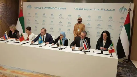De izquierda a derecha, Alenka Smerkolj (Eslovenia); Maria Leiteao (Portugal); Dauren Abayev (Kazajistán, Ohud bint Jalfan al Roumi (EAU), Manuel González (Costa Rica), y Paulina Terrazas (México) firman el documento en presencia del jeque Al Maktoum.