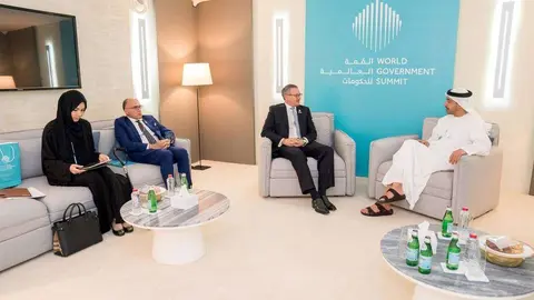 Los ministros de Exteriores de Exteriores de EAU y Costa Rica dialogan en presencia del embajador del país centroamericano en Abu Dhabi. (WAM)