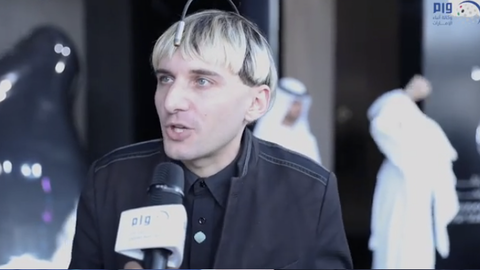 Neil Harbisson durante una entrevista en la Cumbre Mundial del Gobierno. (Pantallazo)