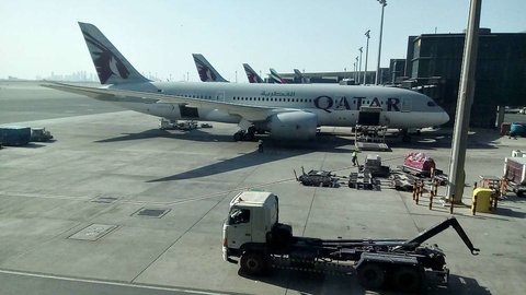 Avión de Qatar Airways en el aeropuerto de Doha. (EL CORREO)