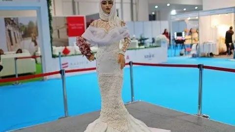 El caro pastel muestra a una novia árabe en tamaño natural.