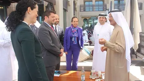 El subsecretario de Planeación, Evaluación y Desarrollo Regional de México conversa con el ministro de Economía de EAU durante la Cumbre Mundial del Gobierno en Dubai. (EL CORREO)