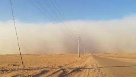 El diario de Arabia Saudita Sabq publicó esta imagen de la tormenta de arena.