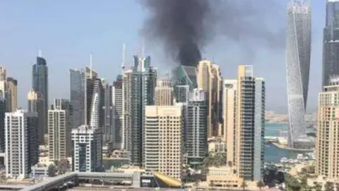 El humo del incendio se pudo ver en el horizonte de Dubai Marina.
