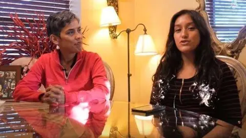 Mari Lopez, fallecida por cáncer, junto a su sobrina Liz en un vídeo de Youtube