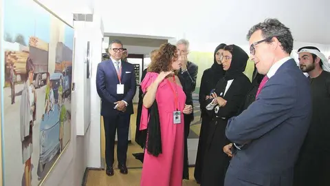 La pintora española María José Rodríguez conversa ante su cuadro con la ministra de Cultura de Emiratos. (EL CORREO)