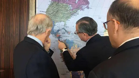 El ministro de Relaciones Exteriores de Costa Rica señala en el mapa su país en Dubai. (Cedida)