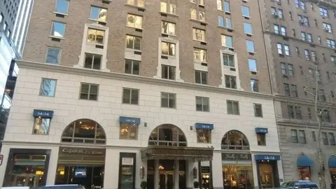 La entrada del edificio Trump Park Avenue en Nueva York.