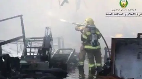 Un bombero de Defensa Civil en EAU.