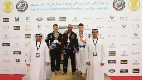 En el centro de la imagen, el colombiano Carlos Cabrera ganador de una medalla de oro en el Campeonato de Jiu Jitsu de RAK.