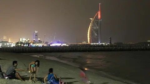 La playa nocturna se encuentra próxima al Burj Al Arab. (EL CORREO)