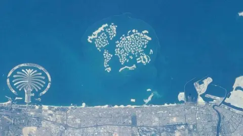 Una imagen de la NASA de The World y The Palm en Dubai.
